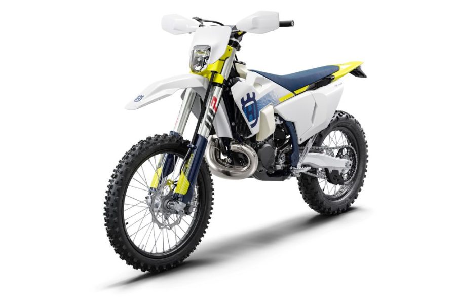 <img src="https://motodinamia.com/wp/wp-content/uploads/2023/12/Nueva-Husqvarna-TE-300-2024-mdm-2.jpg" alt="Pero el máximo nivel de rendimiento de la Husqvarna TE 300 2024 está garantizado por los últimos sistemas hidráulico del embrague y de frenado "Bractec", diseñados específicamente para el pilotaje de Enduro">