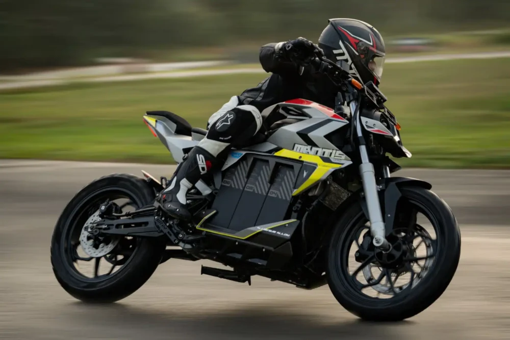 <img src="https://motodinamia.com/wp/wp-content/uploads/2023/12/Orxa-Mantis-mdm-1-scaled.webp" alt="Una buena pantalla TFT de 5", con navegación, conectividad bleutooh, sensor de pata lateral, análisis de conducción y llamadas telefónicas entrantes, preside el instrumental">