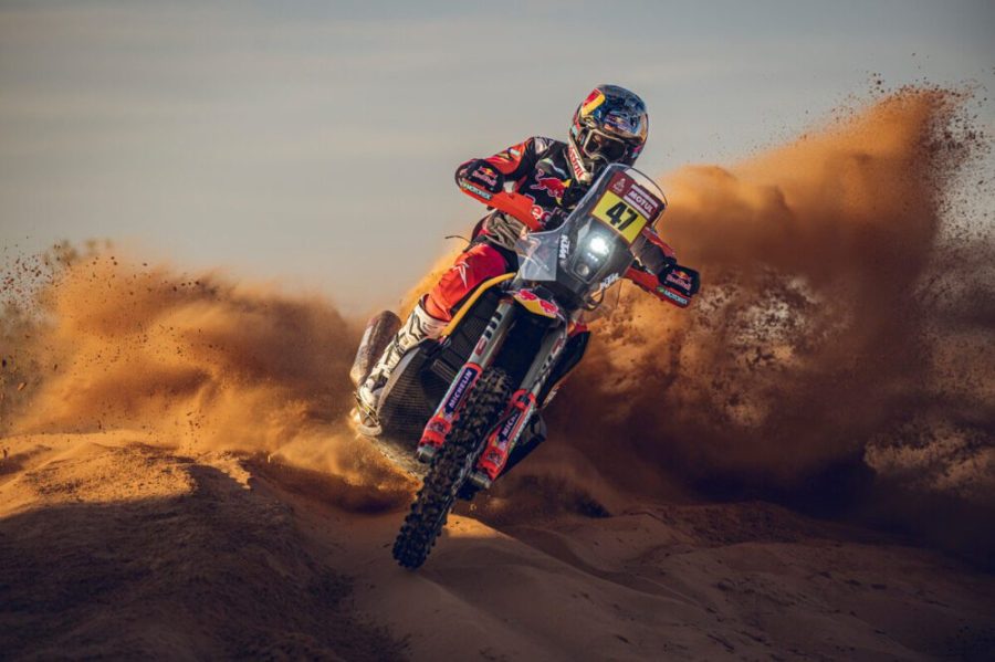 <img src="https://motodinamia.com/wp/wp-content/uploads/2023/12/Red-Bull-KTM-Dakar-2024-mdm-1-scaled.jpg" alt="Por otro lado, Andreas Hölzl, director del equipo Red Bull KTM Dakar 2024, aseguró que las motos están técnicamente preparadas para el desafío">
