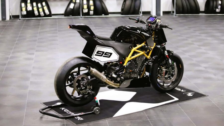 <img src="https://motodinamia.com/wp/wp-content/uploads/2023/12/Super-Hooligan-Kramer-mdm-2-scaled.jpg" alt="La Krämer GP2-890R Hooligan es la moto de competición que muchos quisieran tener, aunque no tenga carenado, su manubrio sea más ancho y la sólida mecánica de una KTM 890 Duke R salte a la vista">
