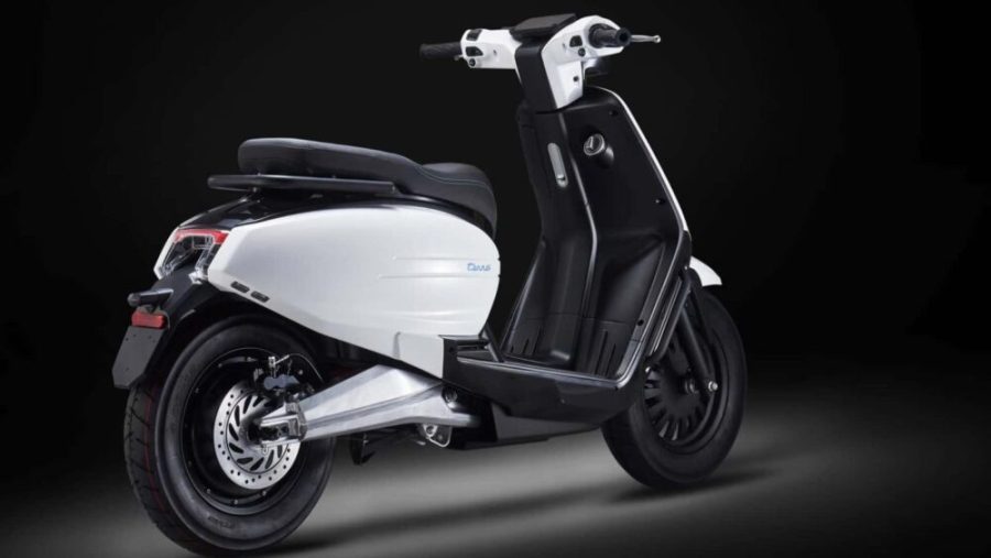 <img src="https://motodinamia.com/wp/wp-content/uploads/2023/12/Velocifero-Tennis-E-mdm-2-scaled.jpg" alt="La versión eléctrica del Velocifero Tennis, un Scooter inspirado en el Velocifero de los años '90, sale en color Blanco y Gris, y la de 125 cc en Negro y Burdeos">