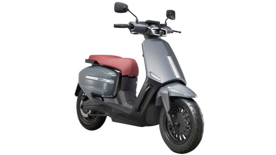 <img src="https://motodinamia.com/wp/wp-content/uploads/2023/12/Velocifero-Tennis-E-mdm-4-scaled.jpg" alt="El Velocifero Tennis, en su modalidad eléctrica monta un motor de 3 kW (3 CV) y 150 Nm alimentado por dos baterías intercambiables de 2,4 kWh de 60 V">