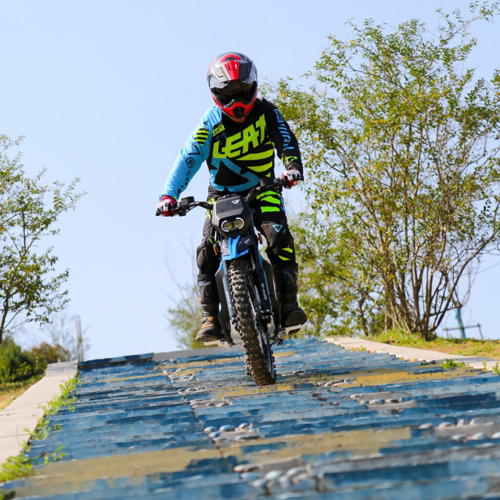  <img src="https://motodinamia.com/wp/wp-content/uploads/2023/12/Vmoto-Dirt-Bike-mdm-4-scaled.jpeg" alt="La Vmoto Dirt Bike, en sus dos versiones, está dirigida principalmente a pilotos más jóvenes, según expresa la marca, aunque por su diseño y rendimiento también pueden sorprender a motociclistas más experimentados">