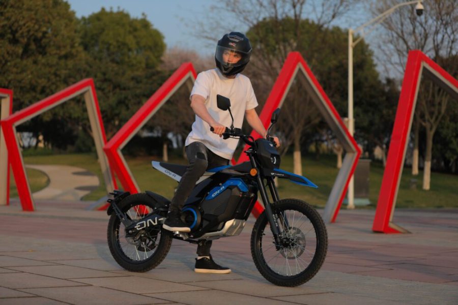 <img src="https://motodinamia.com/wp/wp-content/uploads/2023/12/Vmoto-Dirt-Bike-mdm-6-scaled.jpeg" alt="Están Las Vmoto Sirt Bike están equipadas con un motor de 3500 vatios y un par de 150 Nm, es decir, una potencia máxima de cerca de 5 CV y un par casi absurdo, mayor, por ejemplo, al que ofrece la Superbike Ducati Panigale V4 S (123 Nm)">