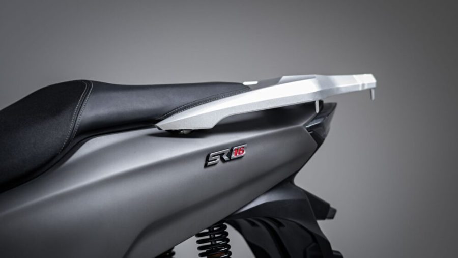 Asiento negro y asidera metálicas del Sfida SR16