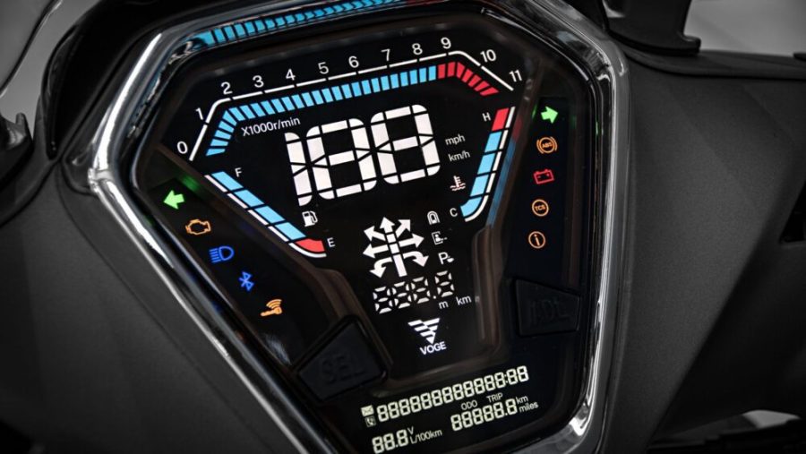 Primer plano de la pantalla digital trapezoidal del scooter Voge