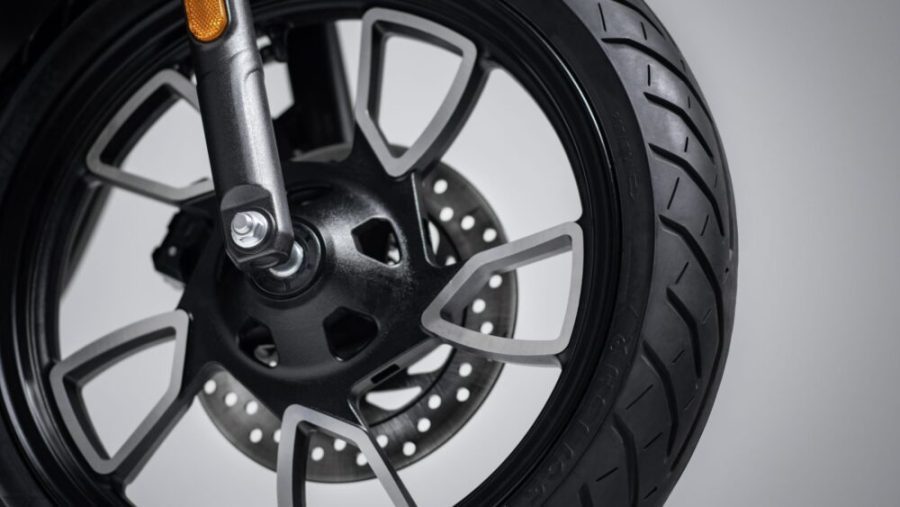 Rueda delantera con las particulares llantas de cinco barras en forma de figuras huecas