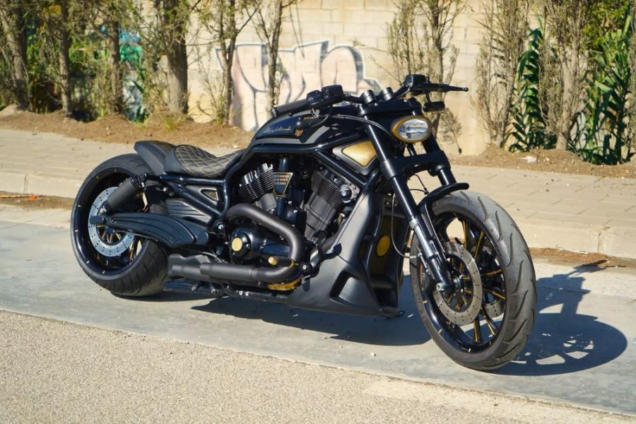 <img src="https://motodinamia.com/wp/wp-content/uploads/2023/12/Vrod-Nightrod-330-LDK-mdm-7.jpg" alt="Elegancia y brutalidad, podría ser una síntesis adecuada para catalogar esta Harley-Davidson Vrod Nightrod 330 personalizada por el taller malagueño Lord Drake Kustoms">