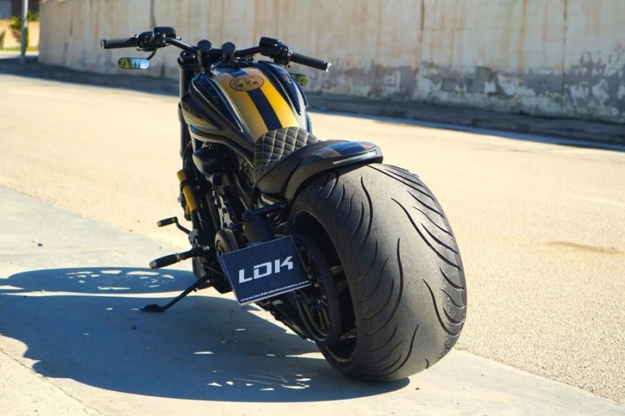 <img src="https://motodinamia.com/wp/wp-content/uploads/2023/12/Vrod-Nightrod-330-LDK-mdm-8-scaled.jpg" alt="La Harley-Davidson Vrod Nightrod 330 se hizo por encargo para un cliente mexicano que buscaba una moto distinta. Ali Manén, el dueño de LDK pensó de inmediato en una Vrod de H-D con una rueda trasera con llantas RC y neumático de 330 mm">