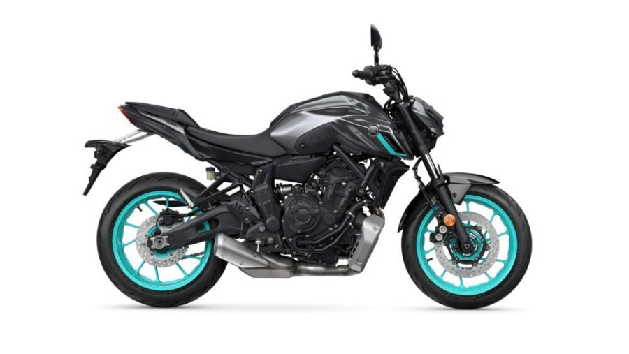 <img src="https://motodinamia.com/wp/wp-content/uploads/2023/12/Yamaha-MT-o7-2024-mdm-3-scaled.jpeg" alt="Debajo de su apariencia, mantiene el motor CP2 de 689 cc, capaz de entregar 73,6 CV de potencia máxima. Entre otros detalles, se espera la inclusión del slipper clutch de la Yamaha R7, aunque este dato todavía no fue confirmado">