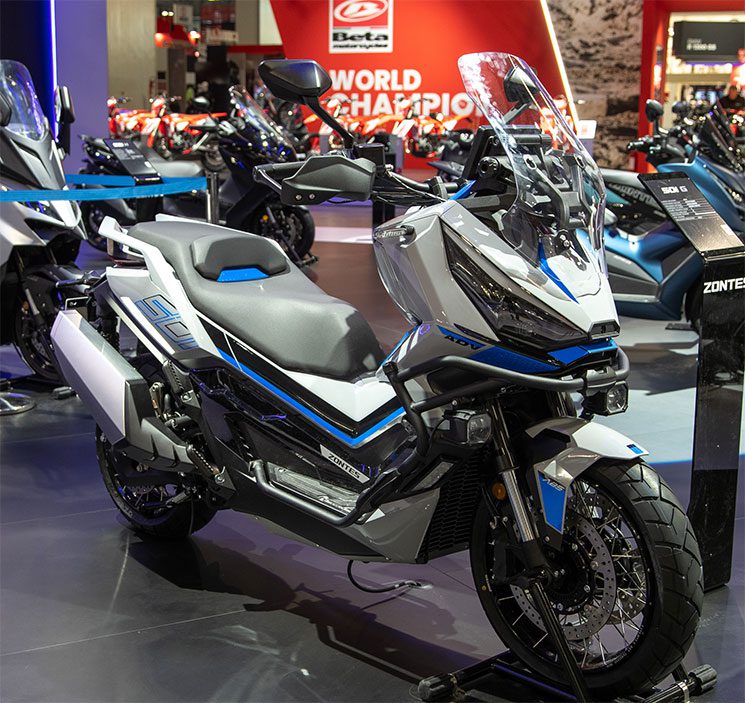 <img src="https://motodinamia.com/wp/wp-content/uploads/2023/12/Zontes-501-G-mdm-2-scaled.jpeg" alt="El Zontes 501 G es la primera incursión de la marca china en el subsegmento de los scooters aventureros. Para intentar destacarse, posee un motor monocilíndrico de 491 cc y con refrigeración líquida que comparte con toda la gama 501 de Zontes">