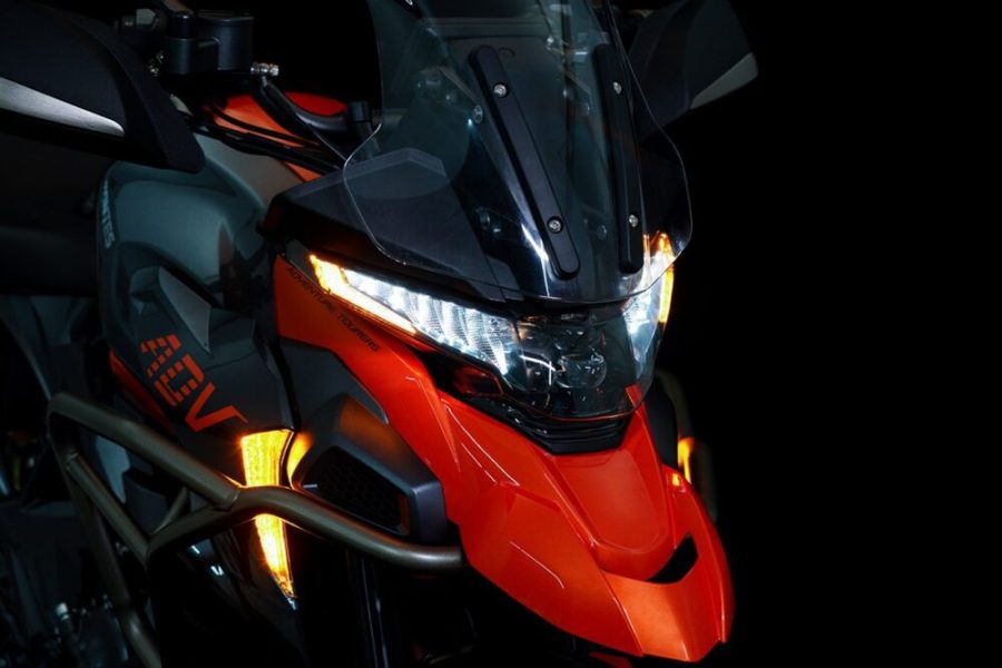 <img src="https://motodinamia.com/wp/wp-content/uploads/2023/12/Zontes-t350x-mdm-3-scaled.jpeg" alt="En cuanto a su decoración, la oferta de la Zontes T350X no varía en relación a los colores disponibles">