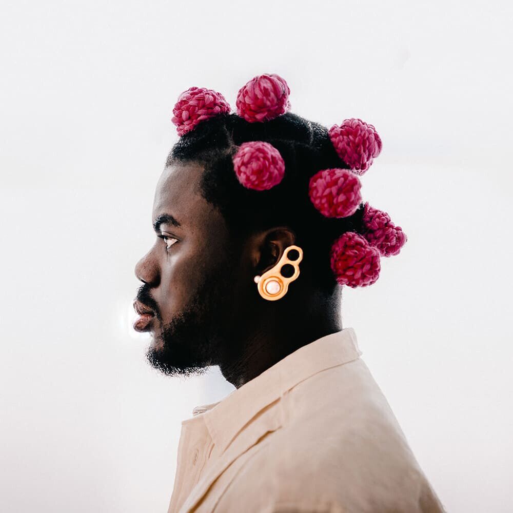 <img src="https://motodinamia.com/wp/wp-content/uploads/2023/12/calendario-pirelli-2024-Prince-Gyasi-mdm-3.jpg" alt="En las páginas del Calendario Pirelli 2024, Gyasi hace referencia a su legado, su comunidad, sus inspiraciones">