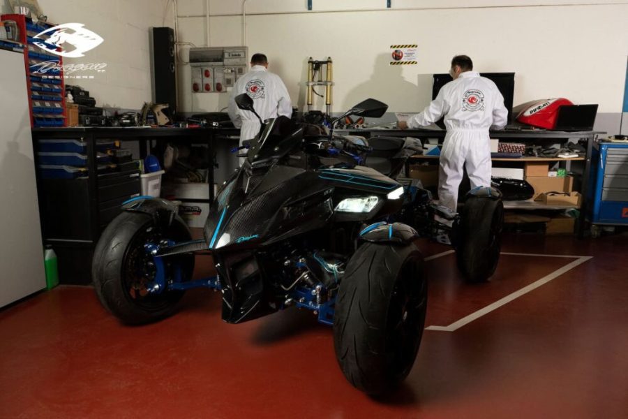 <img src="https://motodinamia.com/wp/wp-content/uploads/2023/12/dragonTT-oximoron-mdm-6-scaled.jpg" alt="El sistema de suspensión de esta maravilla mecánica tiene un futuro enorme. "permite la inclinación del vehículo otorgando unas prestaciones de seguridad y rendimiento dinámico de paso por curva nunca antes visto en un vehículo de estas dimensiones y características"">