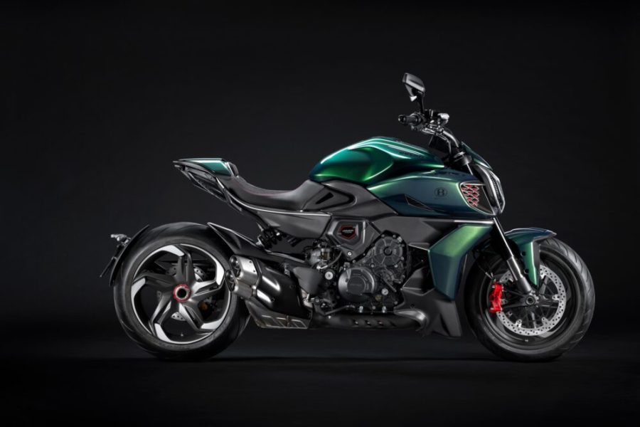 <img src="https://motodinamia.com/wp/wp-content/uploads/2023/12/ducati-diavel-for-bentley-mdm-3-scaled.jpeg" alt="La Ducati Diavel For Bentley es la primera colaboración entre Ducati y Bentley, dos íconos del mercado de la movilidad que en este proyecto fusionaron exclusividad y rendimiento">