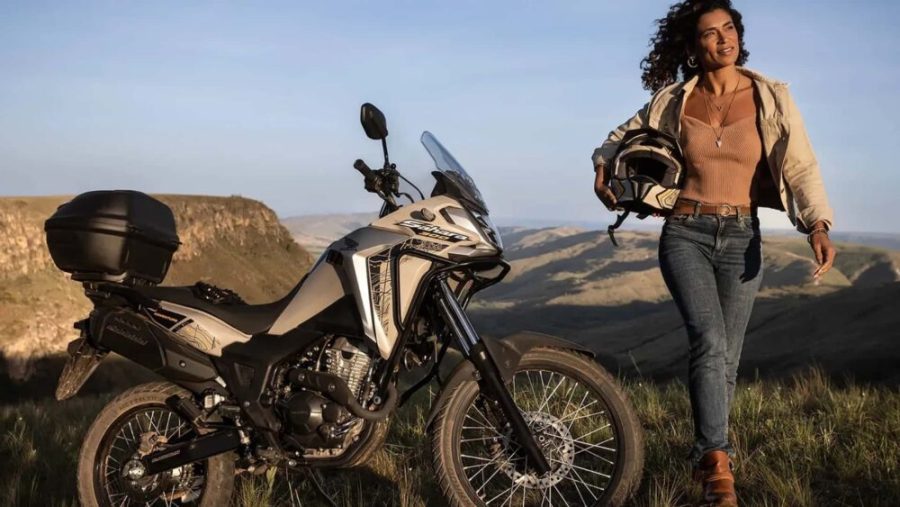  <img src="https://motodinamia.com/wp/wp-content/uploads/2023/12/honda-xre300-sahara-mdm-1-scaled.jpeg" alt="La Honda XRE 300 Sahara podría llegar al mercado iberoamericano, ya que su nomenclatura y su base motriz se utilizan en países como Argentina y Brasil">