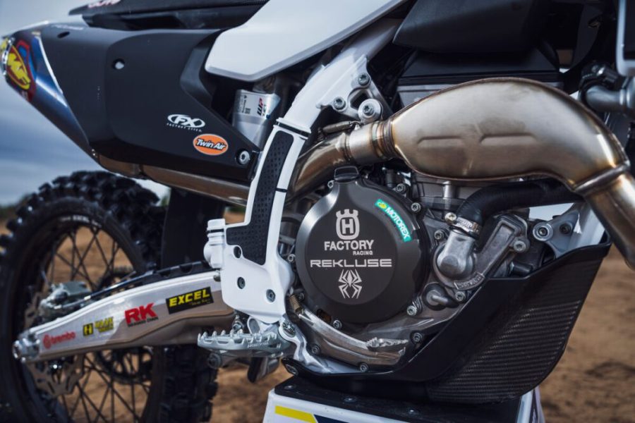 <img src="https://motodinamia.com/wp/wp-content/uploads/2023/12/husqvarna-fc-rockstar-edition-2024-mdm-2-scaled.jpeg" alt="Con el cambio rápido Quickshifter, sistemas hidráulicos de embrague, frenos Brembo de alto rendimiento, y otros detalles como el basculante de aluminio fundido a presión y el dispositivo Holeshot Factory Racing de serie, las Husqvarna Rockstar Editions 2024 ofrecen una combinación de tecnología avanzada y rendimiento para el motocross">