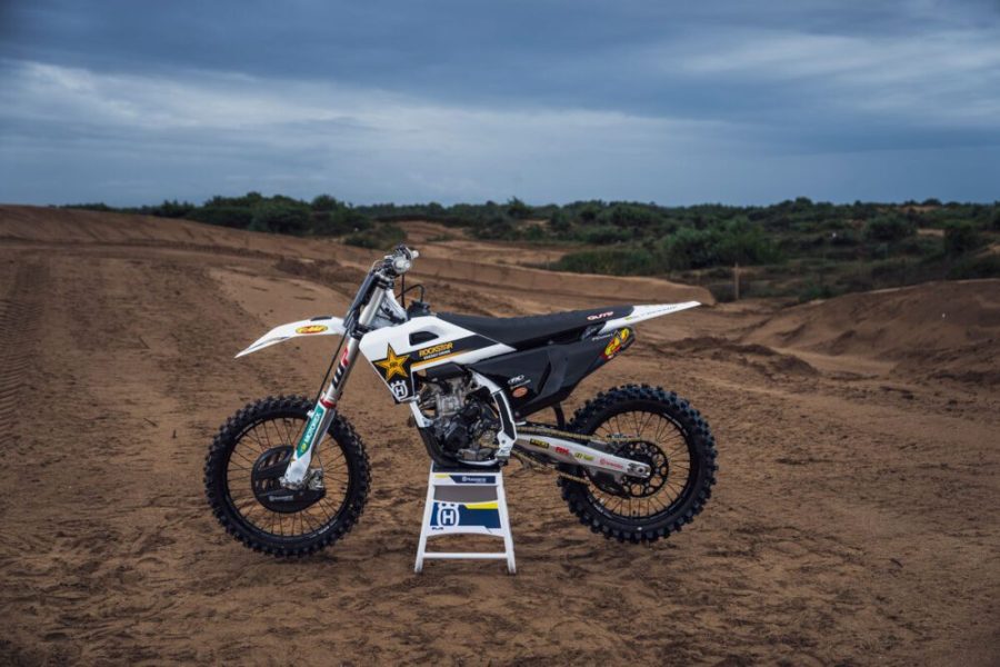 <img src="https://motodinamia.com/wp/wp-content/uploads/2023/12/husqvarna-fc-rockstar-edition-2024-mdm-3-scaled.jpeg" alt="La gama Rockstar Edition 2024 ahora cuenta con dos modelos, la FC 250 y la FC 450. Ambos presentan accesorios de serie que mejoran su equipamiento con respecto a los modelos base. Entre ellos se destacan las llantas Factory Racing, tijas ajustables, cubre cárter, silenciador FMF Racing Factory 4.1 y un nuevo sistema de freno y embrague hidráulico">