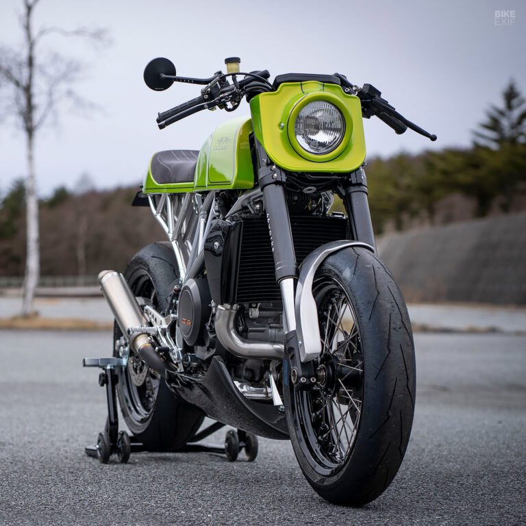 <img src="https://motodinamia.com/wp/wp-content/uploads/2023/12/ktm-duke-46Works-mdm-13.jpg" alt="Finalmente, el asiento personalizado es de Razzle Dazzle y la quilla de carbono seco, de Future Craft. Un juego de llantas de rayos de otra KTM envuelven cubiertas Pirelli, mientras que un adecuado silenciador de titanio hecho a mano redondean una KTM 690 Duke de 46Works majestuosa">
