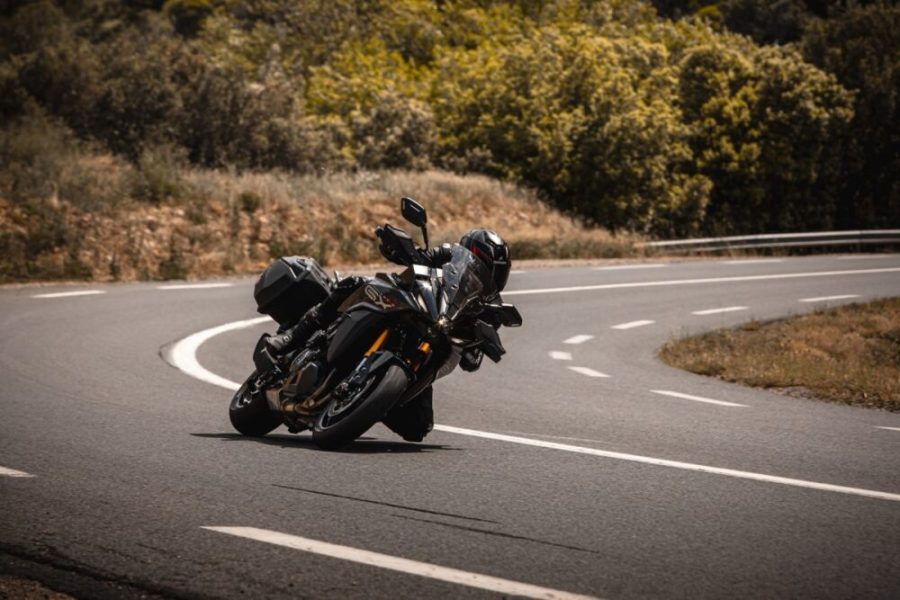 <img data-src="https://motodinamia.com/wp/wp-content/uploads/2023/12/suzuki-gsxs1000gx-2024-mdm-1-scaled.jpeg" alt="La Suzuki GSX-S1000GX 2024 estará disponible en tres colores: Azul Tritón Metalizado, Negro Brillante Glaseado y Verde Perla Mate">