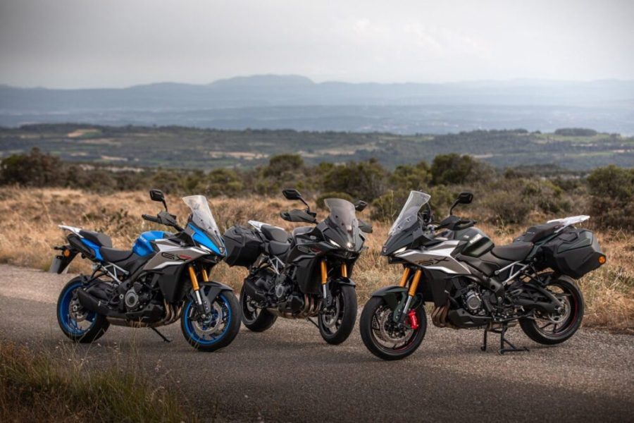 <img data-src="https://motodinamia.com/wp/wp-content/uploads/2023/12/suzuki-gsxs1000gx-2024-mdm-2-scaled.jpeg" alt="La Suzuki GSX-S1000GX 2024 está basada en la Naked GSX-S1000, por eso es impulsada por un motor muy conocido dentro de la oferta de la marca. Es el bloque de cuatro cilindros en línea y 999 cc, refrigerado por líquido, que produce 152 CV de potencia y un par motor de 106 Nm a 9.250 rpm. Este impulsor no es el más potente del segmento, pero busca entregar un buen confort de marcha y un consumo eficiente de 6,2 l/100 km">