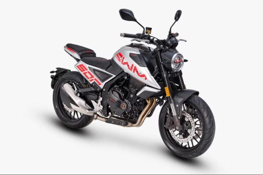 <img data-src="https://motodinamia.com/wp/wp-content/uploads/2023/12/swm_gran_milano_500-mdm-1-scaled.jpg" alt="Como gran lanzamiento 2024, el sello lombardo anunció en el EICMA de Milán la SWM Gran Milano 500 de 48CV que, como acontece con muchas marcas que fabrican en China, tiene un motor basado en el de la Honda CB 500 Hornet.">