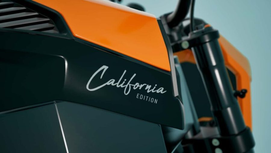 <img src="https://motodinamia.com/wp/wp-content/uploads/2023/12/verge-ts-pro-california-edition-mdm-3-scaled.jpeg" alt="El cockpit de la Verge TS Pro California Edition muestra otro de los detalles novedosos, su asiento (780 mm), que en esta versión es de cuero perforado y está posicionado sobre una base naranja">