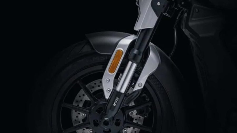 <img src="https://motodinamia.com/wp/wp-content/uploads/2023/12/victoria-simplee-v7-mdm-3-scaled.jpg" alt="En la Victoria Simpplee V7 predomina un faro LED y un carenado que llega hasta el radiador de aceite. La parte trasera es llamativamente voluminosa pero el asiento vuela sobre la rueda">