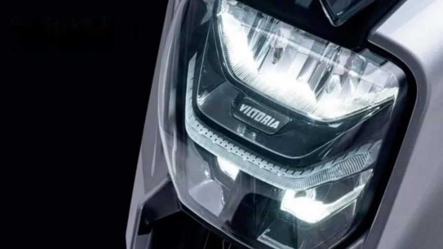 <img src="https://motodinamia.com/wp/wp-content/uploads/2023/12/victoria-simplee-v7-mdm-5-scaled.jpg" alt="Las coincidencias entre las motos históricas alemanas y la Victoria Simplee V7 de 2024 se extienden en el formato. Se trata de una Cruiser baja (asiento a 715 mm del piso) que combina elementos retro con actuales. Vale decir que se la podría catalogar como una Cruiser Neo Retro">