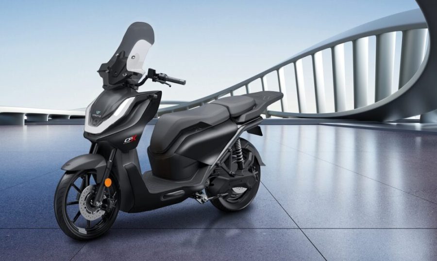 <img src="https://motodinamia.com/wp/wp-content/uploads/2023/12/vmoto-CPx-Explorer-mdm-3-scaled.jpeg" alt="El scooter eléctrico Vmoto CPx Explorer mantiene el esquema eléctrico del CPX Pro de la generación anterior, con un motor eléctrico de buje de 7 kW (10,57 CV) de potencia nominal y una batería de 5,4 kWh de capacidad">