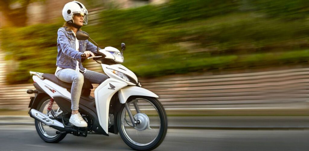 una moto Honda wave blanca