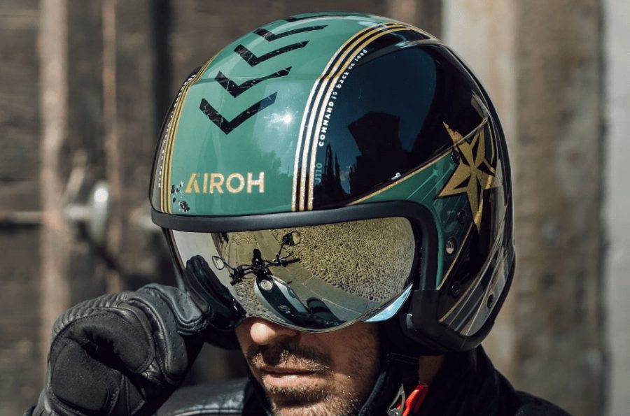 Casco jet de moto Airoh con visera espejada