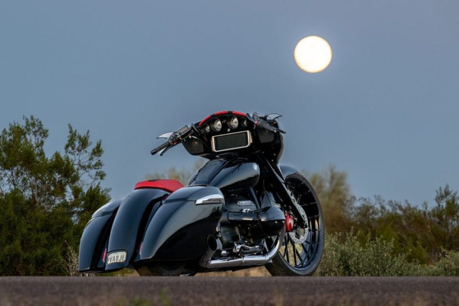  La  Motor R 18 One Eight C vista de atrás con luna de fondo