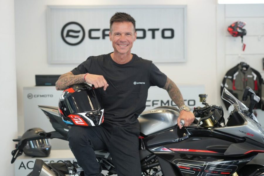 Sebastián Porto sonríe desde una CFMoto deportiva Sebastián Porto sonríe desde una CFMoto deportiva