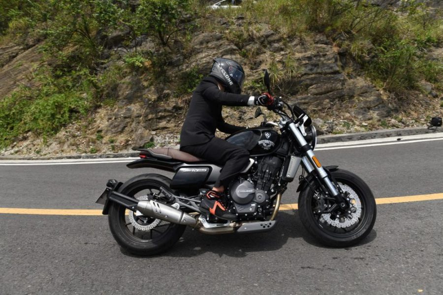  Cyclone RE5 gris en la ruta