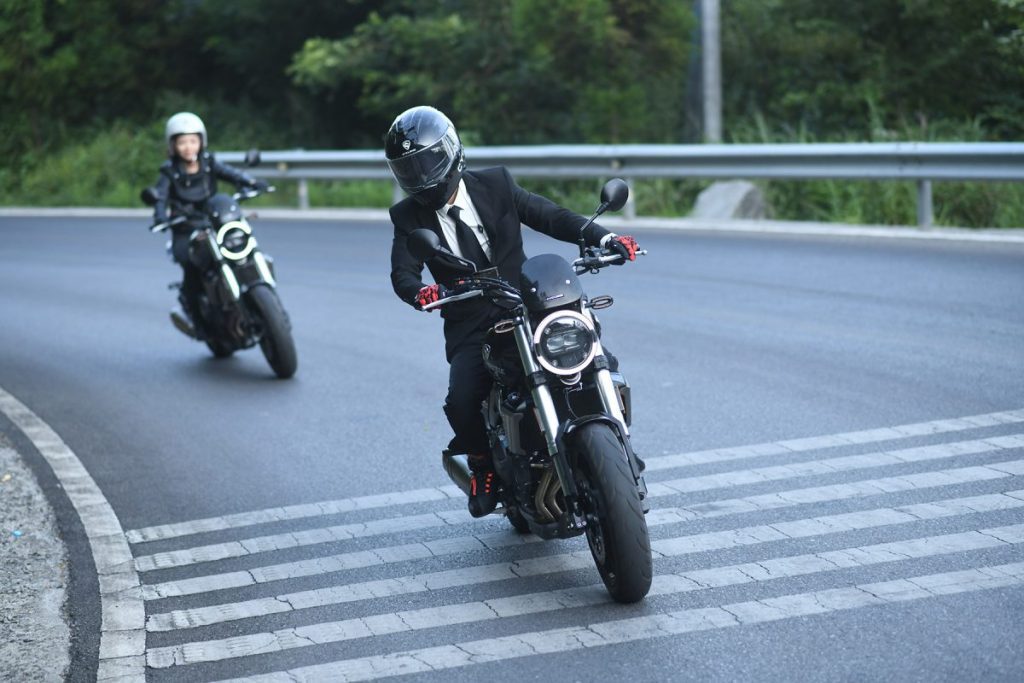  Pareja se desplaza en dos motos RE5