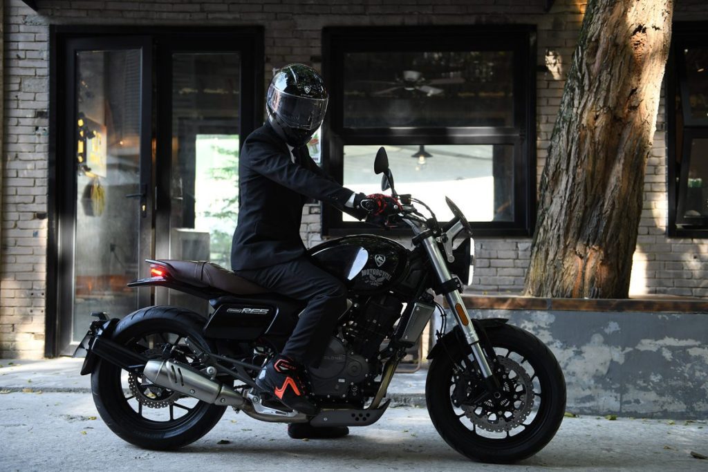 Cyclone RE5 negra brillante