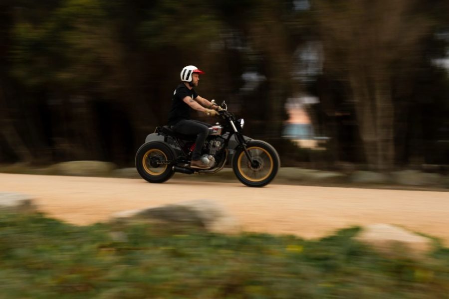  La Deus rubo a la playa con sus llantas doradas