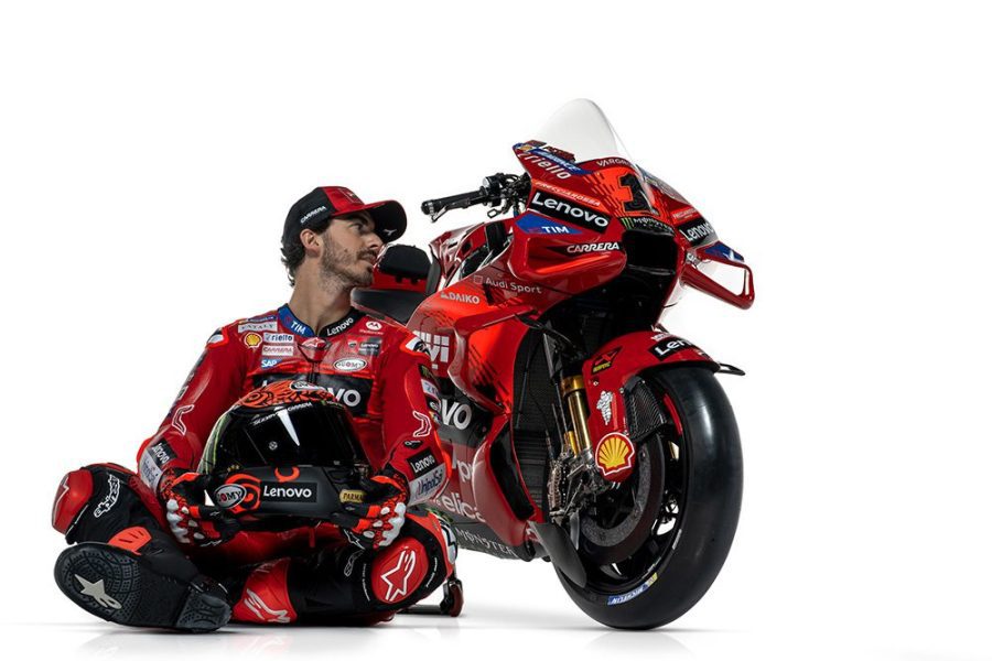 Bagnaia sentado al lado de su Ducati Desmosedici 2024 Bagnaia sentado al lado de su Ducati Desmosedici 2024