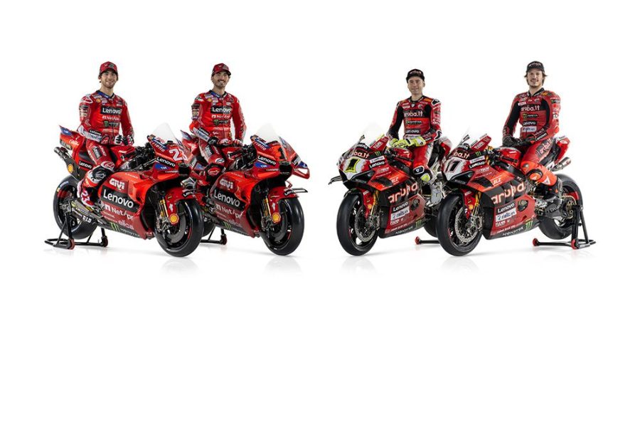 Los Cuatro pilotos de MotoGP y WSBK posan sobres sus Ducati oficiales
