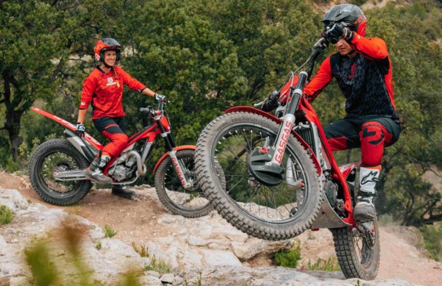 Cómo impactarán las Gas Gas de Trial en Argentina Dos pilotos descansan sobre sus Gas Gas de Trial