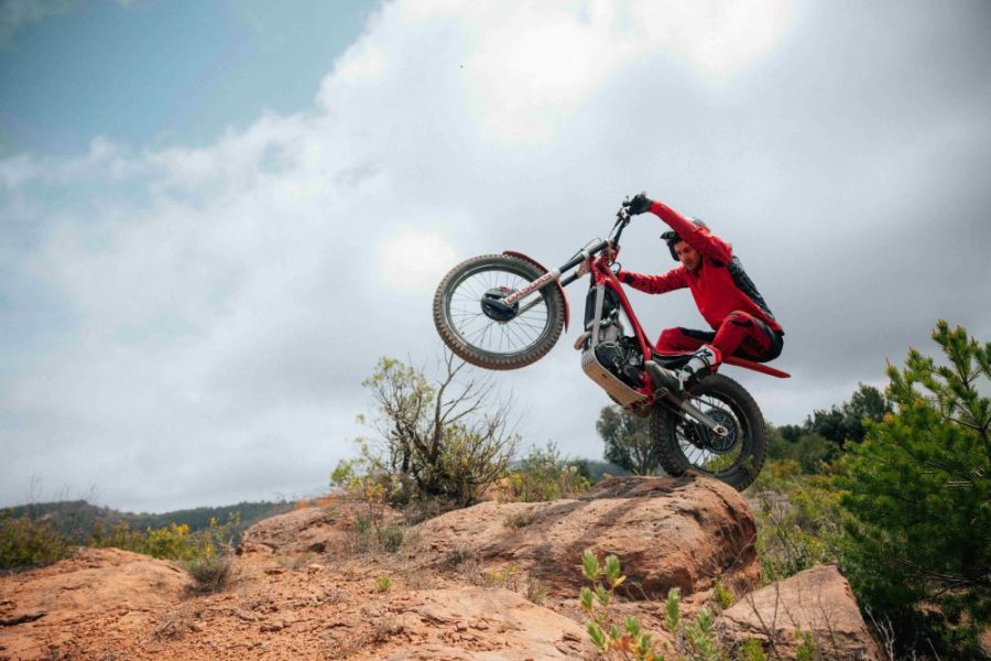  Adam Raga subre una roca con su Gas Gas