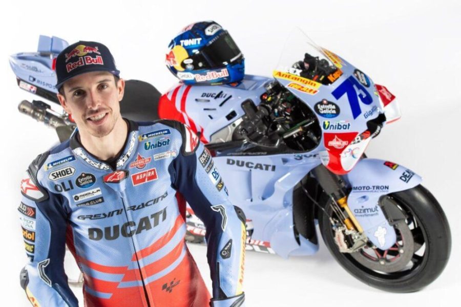 Álex Márquez posa junto a su moto