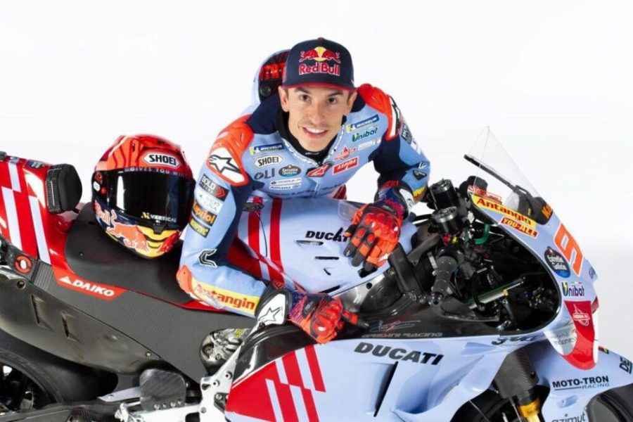 Marc Márquez señala su Ducati Gresini de MotoGP