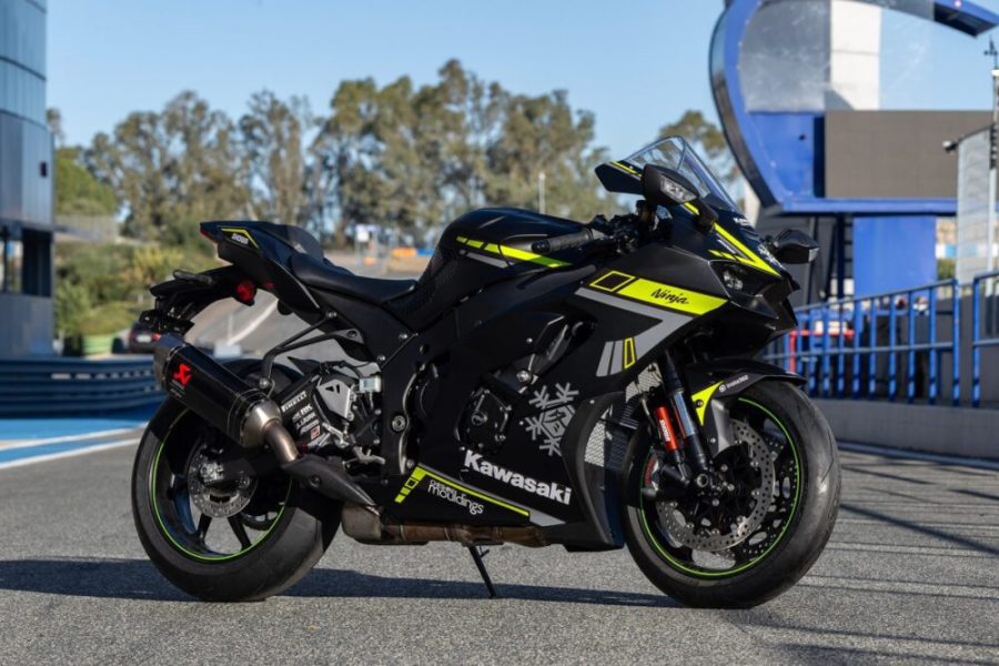 <img src="https://motodinamia.com/wp/wp-content/uploads/2024/01/Kawasaki-ninja-Winter-Test-Edition-mdm-2-scaled.jpeg" alt="Con tan solo 25 unidades disponibles, y 10 de ellas reservadas para Francia, la Kawasaki Ninja Winter Test Edition se instala como un objeto de colección. Su precio para el mercado europeo comienza en los 33.000 Euros">