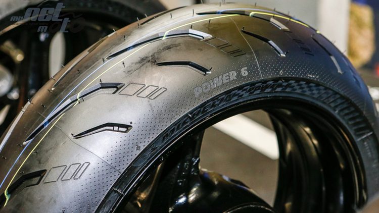 <img src="https://motodinamia.com/wp/wp-content/uploads/2024/01/Michelin-power-6-mdm-1.jpg" alt="El neumático Michelin Power 6, dirigido a un amplio espectro de usuarios de motos deportivas, mejora el agarre en seco y en mojado">