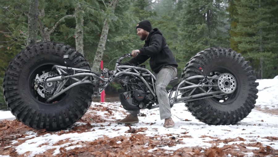 Monster Chopper Monster Chopper en movimiento sobre terreno nevado