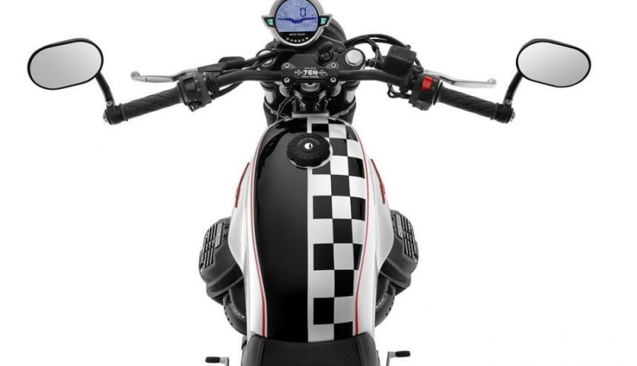 El tanque con una decoración a cuadros en blanco y negro con un borde rojo