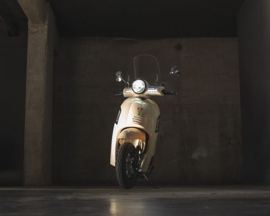 <img src="https://motodinamia.com/wp/wp-content/uploads/2024/01/Okinoi-Roma-mdm-1.jpg" alt="El Scooter Okinoi Roma fusiona la funcionalidad moderna de su motor eléctrico con una estética retro que rinde homenaje a la tradición de las motocicletas italianas. Cada detalle, desde su silueta elegante, sus líneas clásicas, su tablero digital redondo y el parabrisas reflejan la pasión por el diseño icónico y atemporal">