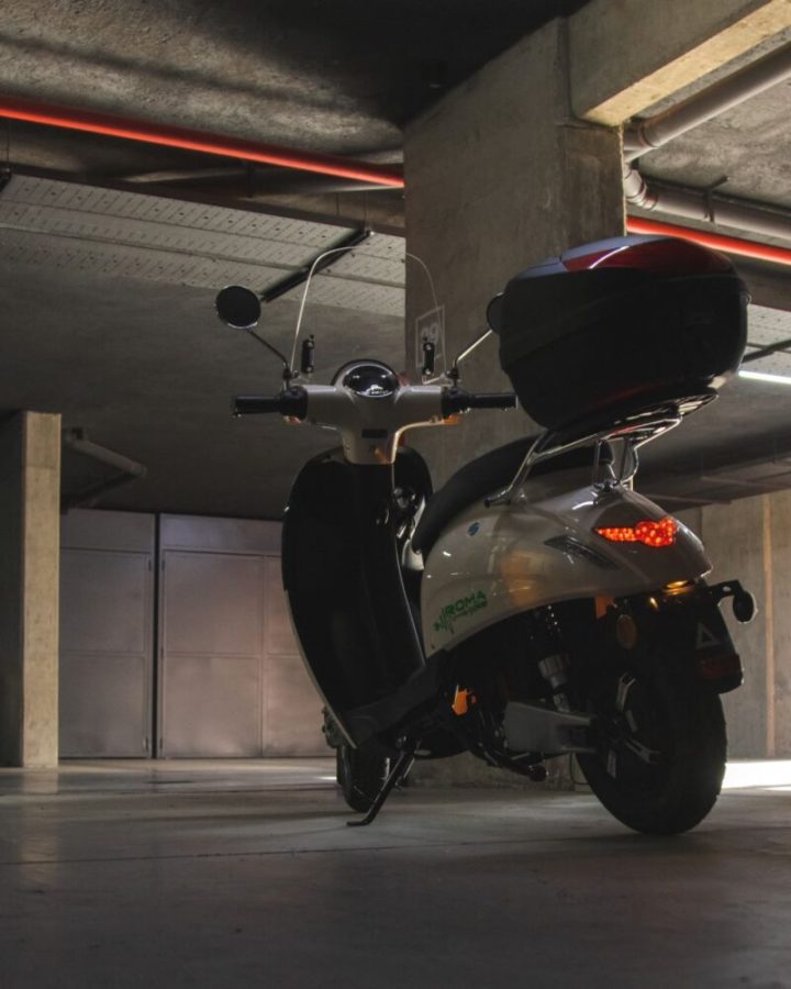  Vista trasera del Scooter Okinoi Roma